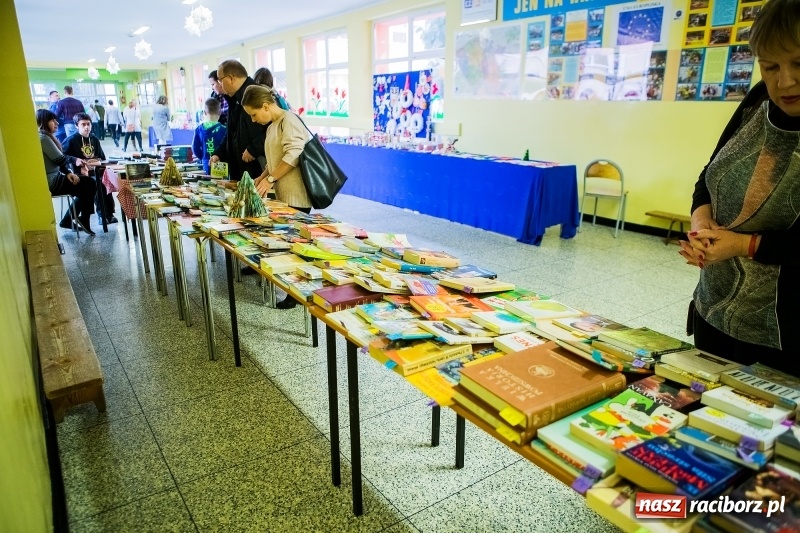 Zdjęcie w galerii na portalu naszraciborz.pl: Jarmark świąteczny i dzień otwarty w SP15 z Mateuszem Truszkiewiczem wiadomości z regionu
