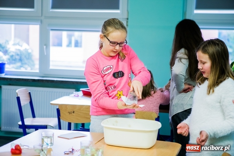 Zdjęcie w galerii na portalu naszraciborz.pl: Jarmark świąteczny i dzień otwarty w SP15 z Mateuszem Truszkiewiczem wiadomości z regionu