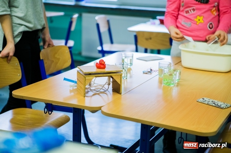 Zdjęcie w galerii na portalu naszraciborz.pl: Jarmark świąteczny i dzień otwarty w SP15 z Mateuszem Truszkiewiczem wiadomości z regionu