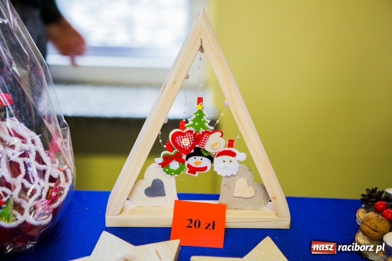 Zdjęcie w galerii na portalu naszraciborz.pl: Jarmark świąteczny i dzień otwarty w SP15 z Mateuszem Truszkiewiczem wiadomości z regionu