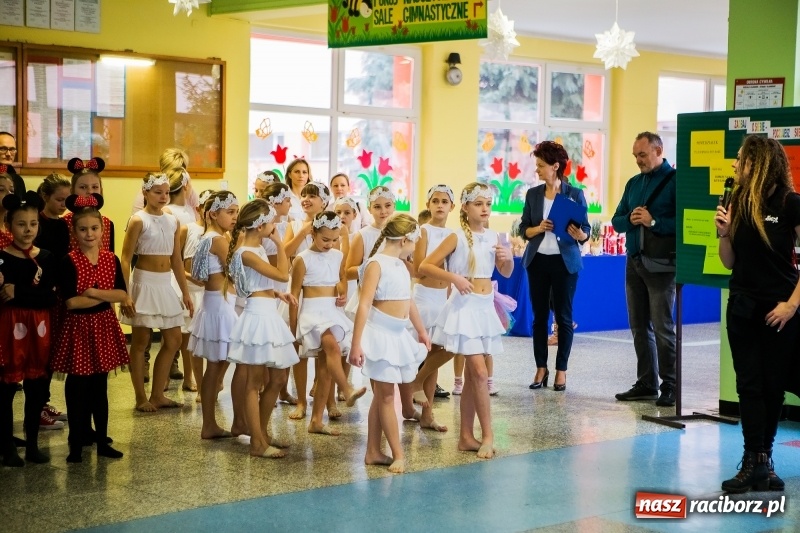 Zdjęcie w galerii na portalu naszraciborz.pl: Jarmark świąteczny i dzień otwarty w SP15 z Mateuszem Truszkiewiczem wiadomości z regionu