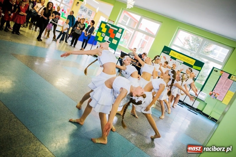 Zdjęcie w galerii na portalu naszraciborz.pl: Jarmark świąteczny i dzień otwarty w SP15 z Mateuszem Truszkiewiczem wiadomości z regionu