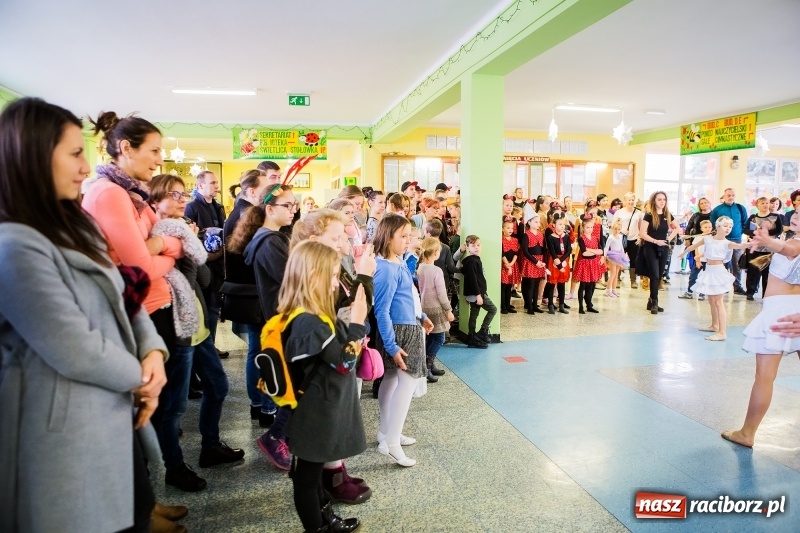 Zdjęcie w galerii na portalu naszraciborz.pl: Jarmark świąteczny i dzień otwarty w SP15 z Mateuszem Truszkiewiczem wiadomości z regionu