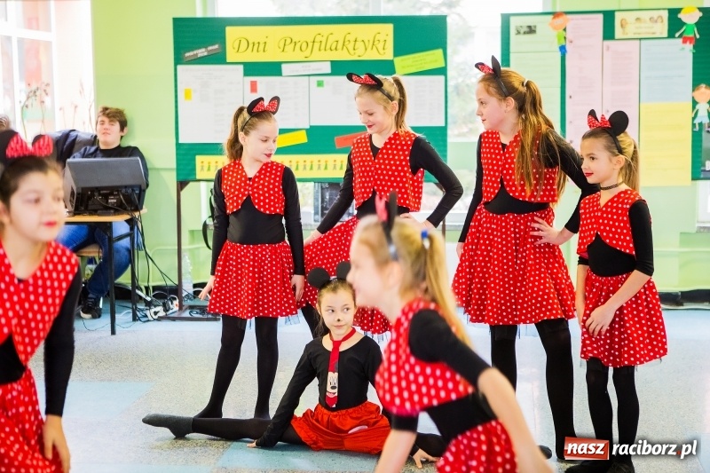 Zdjęcie w galerii na portalu naszraciborz.pl: Jarmark świąteczny i dzień otwarty w SP15 z Mateuszem Truszkiewiczem wiadomości z regionu