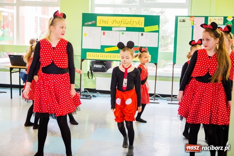 Zdjęcie w galerii na portalu naszraciborz.pl: Jarmark świąteczny i dzień otwarty w SP15 z Mateuszem Truszkiewiczem wiadomości z regionu