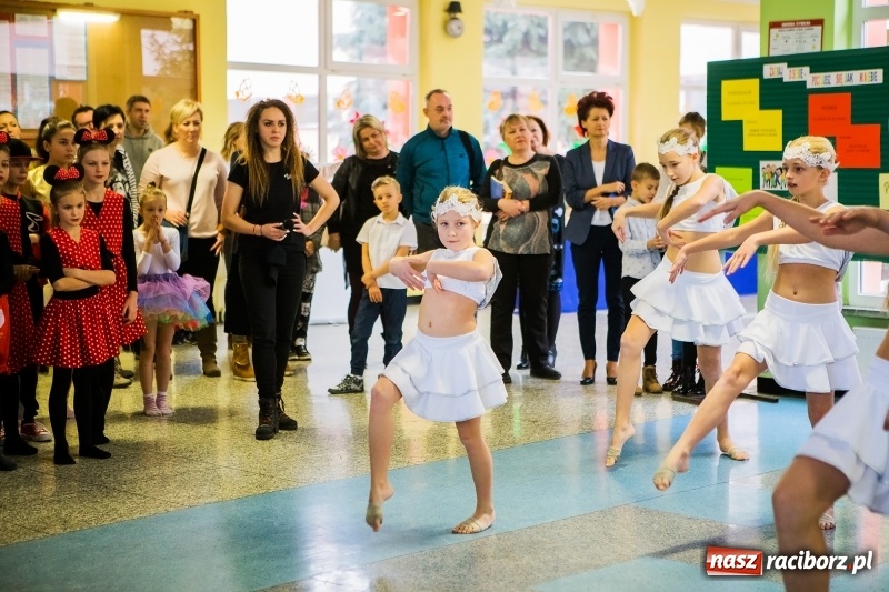 Zdjęcie w galerii na portalu naszraciborz.pl: Jarmark świąteczny i dzień otwarty w SP15 z Mateuszem Truszkiewiczem wiadomości z regionu