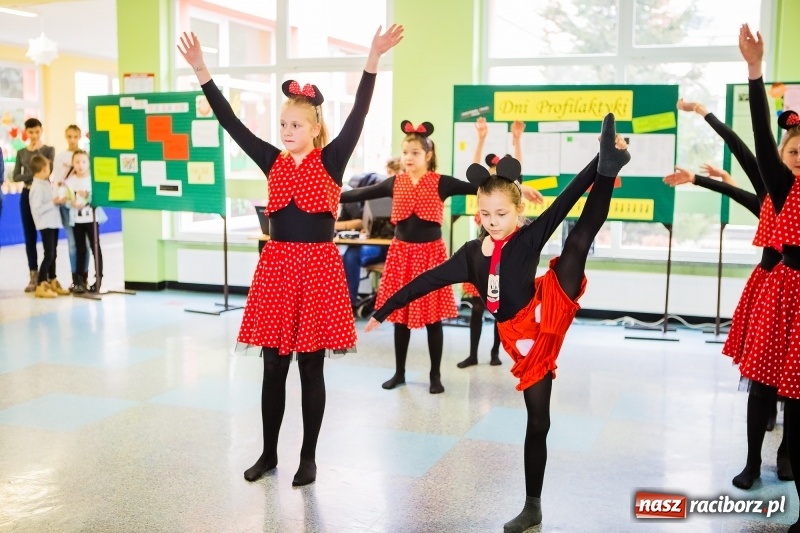 Zdjęcie w galerii na portalu naszraciborz.pl: Jarmark świąteczny i dzień otwarty w SP15 z Mateuszem Truszkiewiczem wiadomości z regionu