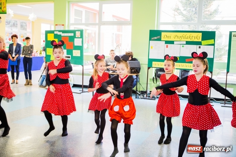 Zdjęcie w galerii na portalu naszraciborz.pl: Jarmark świąteczny i dzień otwarty w SP15 z Mateuszem Truszkiewiczem wiadomości z regionu