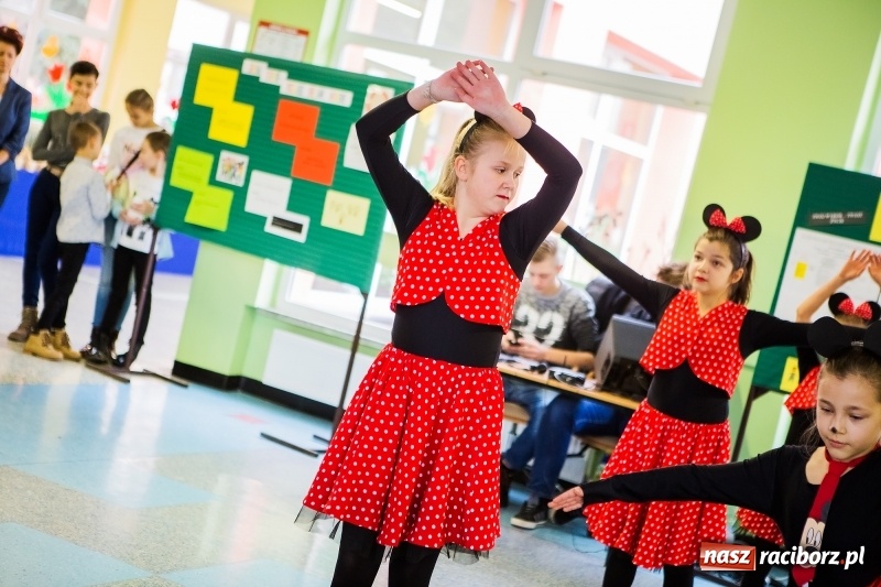 Zdjęcie w galerii na portalu naszraciborz.pl: Jarmark świąteczny i dzień otwarty w SP15 z Mateuszem Truszkiewiczem wiadomości z regionu