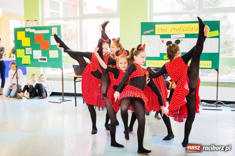 Zdjęcie w galerii na portalu naszraciborz.pl: Jarmark świąteczny i dzień otwarty w SP15 z Mateuszem Truszkiewiczem wiadomości z regionu