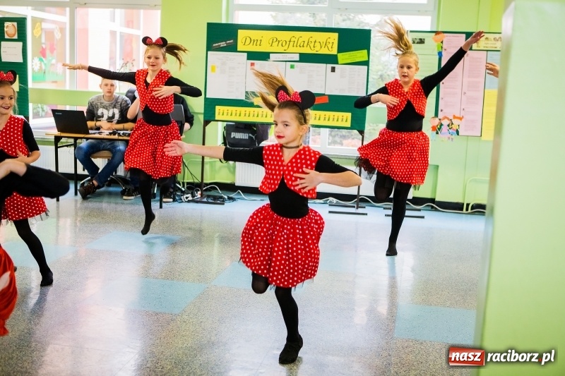 Zdjęcie w galerii na portalu naszraciborz.pl: Jarmark świąteczny i dzień otwarty w SP15 z Mateuszem Truszkiewiczem wiadomości z regionu