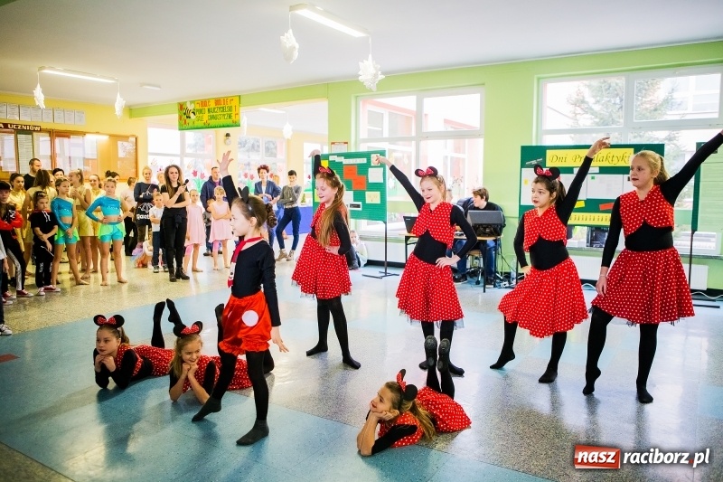 Zdjęcie w galerii na portalu naszraciborz.pl: Jarmark świąteczny i dzień otwarty w SP15 z Mateuszem Truszkiewiczem wiadomości z regionu