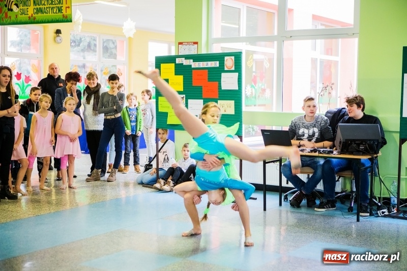 Zdjęcie w galerii na portalu naszraciborz.pl: Jarmark świąteczny i dzień otwarty w SP15 z Mateuszem Truszkiewiczem wiadomości z regionu