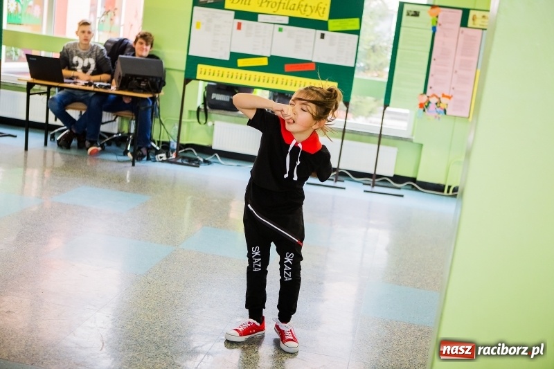 Zdjęcie w galerii na portalu naszraciborz.pl: Jarmark świąteczny i dzień otwarty w SP15 z Mateuszem Truszkiewiczem wiadomości z regionu