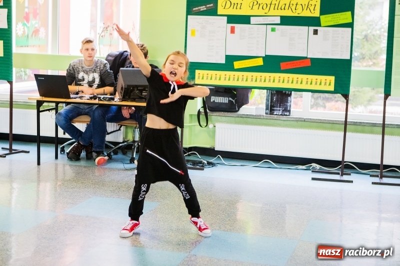 Zdjęcie w galerii na portalu naszraciborz.pl: Jarmark świąteczny i dzień otwarty w SP15 z Mateuszem Truszkiewiczem wiadomości z regionu