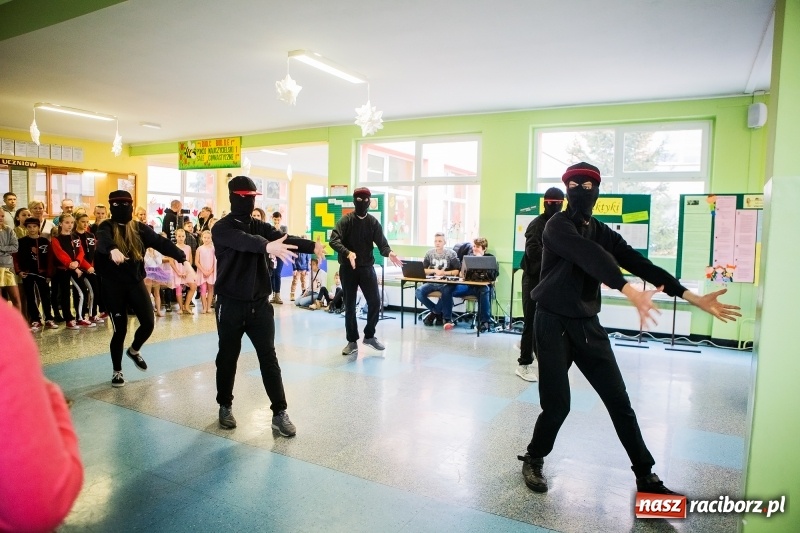 Zdjęcie w galerii na portalu naszraciborz.pl: Jarmark świąteczny i dzień otwarty w SP15 z Mateuszem Truszkiewiczem wiadomości z regionu