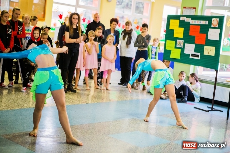 Zdjęcie w galerii na portalu naszraciborz.pl: Jarmark świąteczny i dzień otwarty w SP15 z Mateuszem Truszkiewiczem wiadomości z regionu