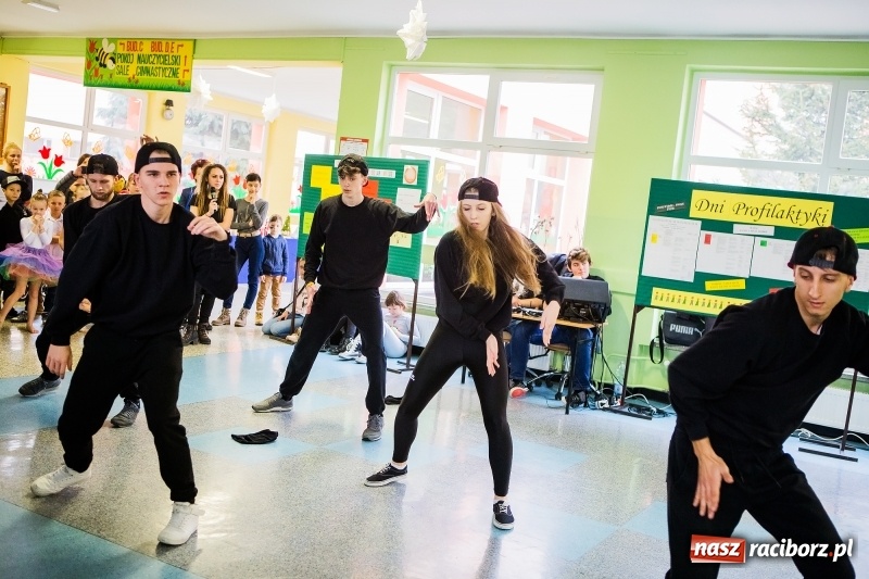 Zdjęcie w galerii na portalu naszraciborz.pl: Jarmark świąteczny i dzień otwarty w SP15 z Mateuszem Truszkiewiczem wiadomości z regionu