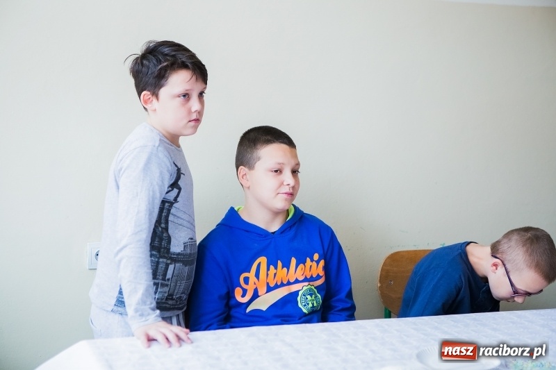 Zdjęcie w galerii na portalu naszraciborz.pl: Jarmark świąteczny i dzień otwarty w SP15 z Mateuszem Truszkiewiczem wiadomości z regionu