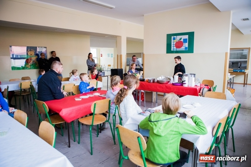 Zdjęcie w galerii na portalu naszraciborz.pl: Jarmark świąteczny i dzień otwarty w SP15 z Mateuszem Truszkiewiczem wiadomości z regionu