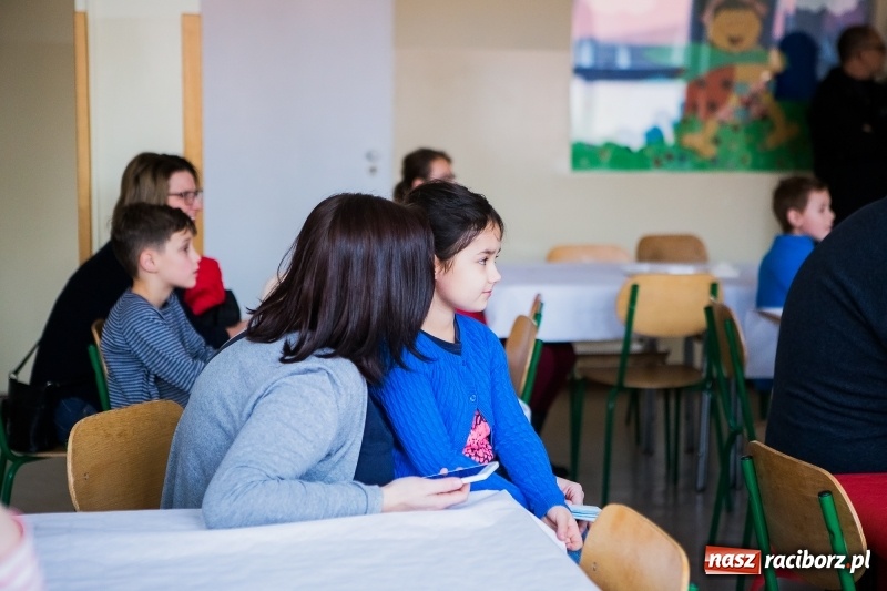 Zdjęcie w galerii na portalu naszraciborz.pl: Jarmark świąteczny i dzień otwarty w SP15 z Mateuszem Truszkiewiczem wiadomości z regionu