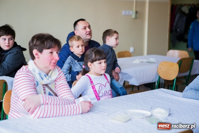 Zdjęcie w galerii na portalu naszraciborz.pl: Jarmark świąteczny i dzień otwarty w SP15 z Mateuszem Truszkiewiczem wiadomości z regionu
