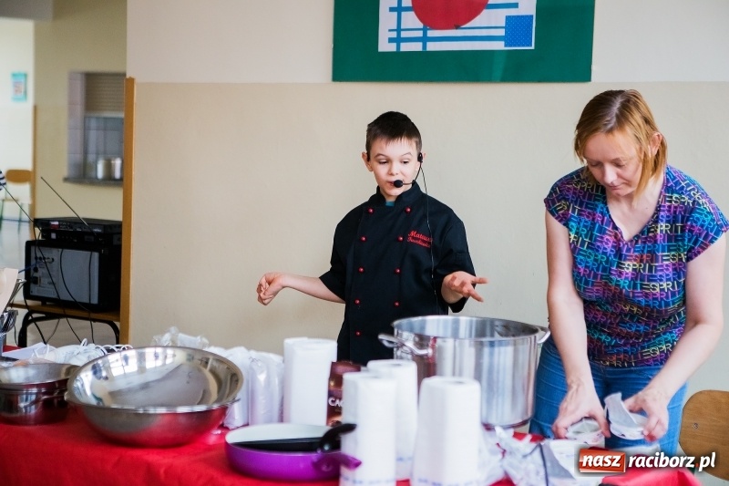 Zdjęcie w galerii na portalu naszraciborz.pl: Jarmark świąteczny i dzień otwarty w SP15 z Mateuszem Truszkiewiczem wiadomości z regionu