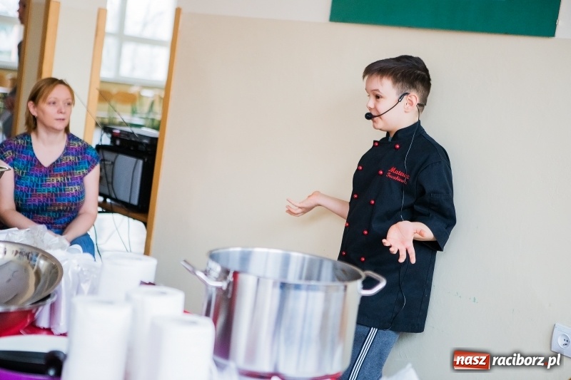 Zdjęcie w galerii na portalu naszraciborz.pl: Jarmark świąteczny i dzień otwarty w SP15 z Mateuszem Truszkiewiczem wiadomości z regionu