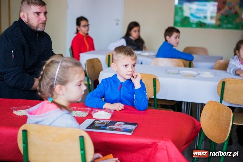 Zdjęcie w galerii na portalu naszraciborz.pl: Jarmark świąteczny i dzień otwarty w SP15 z Mateuszem Truszkiewiczem wiadomości z regionu