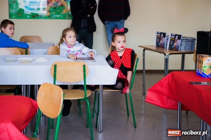 Zdjęcie w galerii na portalu naszraciborz.pl: Jarmark świąteczny i dzień otwarty w SP15 z Mateuszem Truszkiewiczem wiadomości z regionu