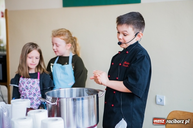Zdjęcie w galerii na portalu naszraciborz.pl: Jarmark świąteczny i dzień otwarty w SP15 z Mateuszem Truszkiewiczem wiadomości z regionu