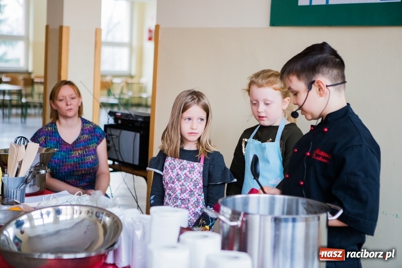 Zdjęcie w galerii na portalu naszraciborz.pl: Jarmark świąteczny i dzień otwarty w SP15 z Mateuszem Truszkiewiczem wiadomości z regionu