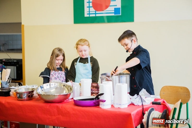 Zdjęcie w galerii na portalu naszraciborz.pl: Jarmark świąteczny i dzień otwarty w SP15 z Mateuszem Truszkiewiczem wiadomości z regionu