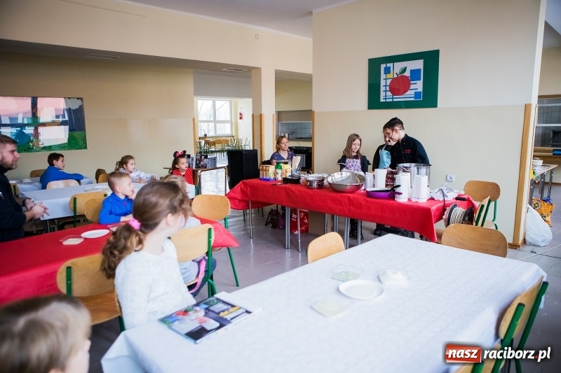 Zdjęcie w galerii na portalu naszraciborz.pl: Jarmark świąteczny i dzień otwarty w SP15 z Mateuszem Truszkiewiczem wiadomości z regionu