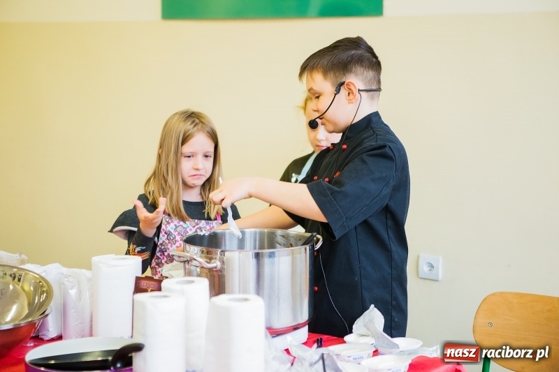 Zdjęcie w galerii na portalu naszraciborz.pl: Jarmark świąteczny i dzień otwarty w SP15 z Mateuszem Truszkiewiczem wiadomości z regionu