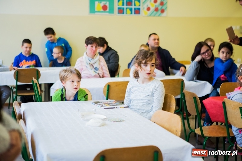Zdjęcie w galerii na portalu naszraciborz.pl: Jarmark świąteczny i dzień otwarty w SP15 z Mateuszem Truszkiewiczem wiadomości z regionu