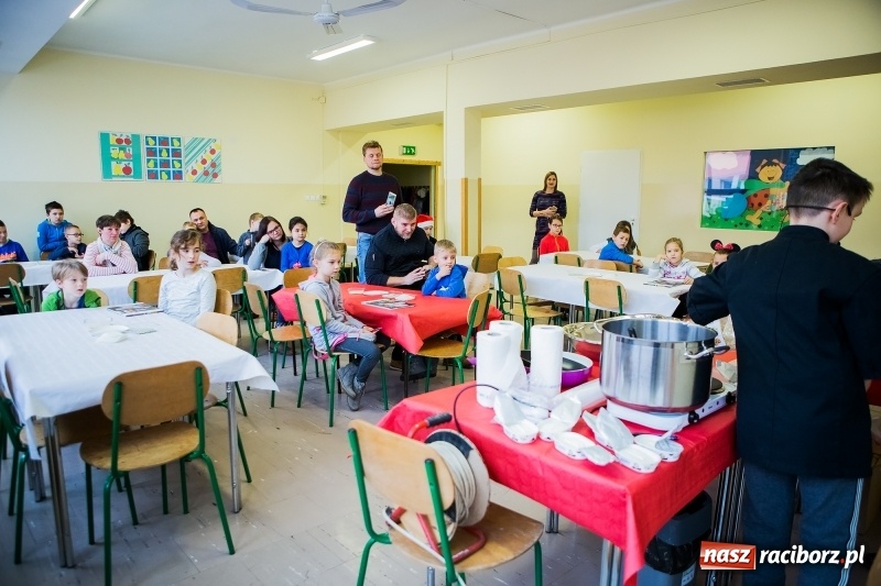 Zdjęcie w galerii na portalu naszraciborz.pl: Jarmark świąteczny i dzień otwarty w SP15 z Mateuszem Truszkiewiczem wiadomości z regionu