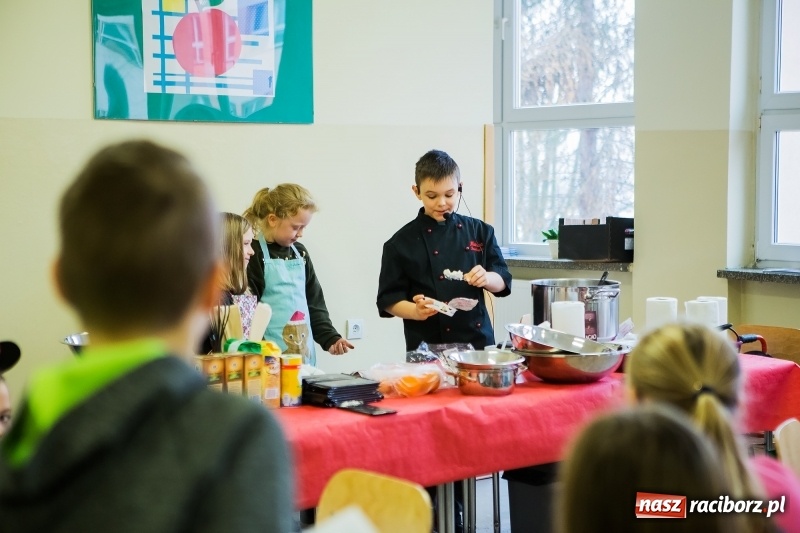 Zdjęcie w galerii na portalu naszraciborz.pl: Jarmark świąteczny i dzień otwarty w SP15 z Mateuszem Truszkiewiczem wiadomości z regionu