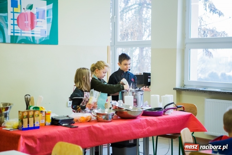 Zdjęcie w galerii na portalu naszraciborz.pl: Jarmark świąteczny i dzień otwarty w SP15 z Mateuszem Truszkiewiczem wiadomości z regionu
