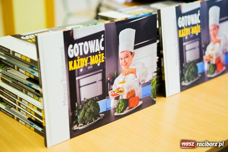 Zdjęcie w galerii na portalu naszraciborz.pl: Jarmark świąteczny i dzień otwarty w SP15 z Mateuszem Truszkiewiczem wiadomości z regionu