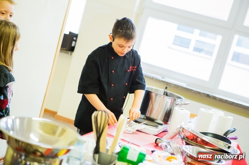 Zdjęcie w galerii na portalu naszraciborz.pl: Jarmark świąteczny i dzień otwarty w SP15 z Mateuszem Truszkiewiczem wiadomości z regionu