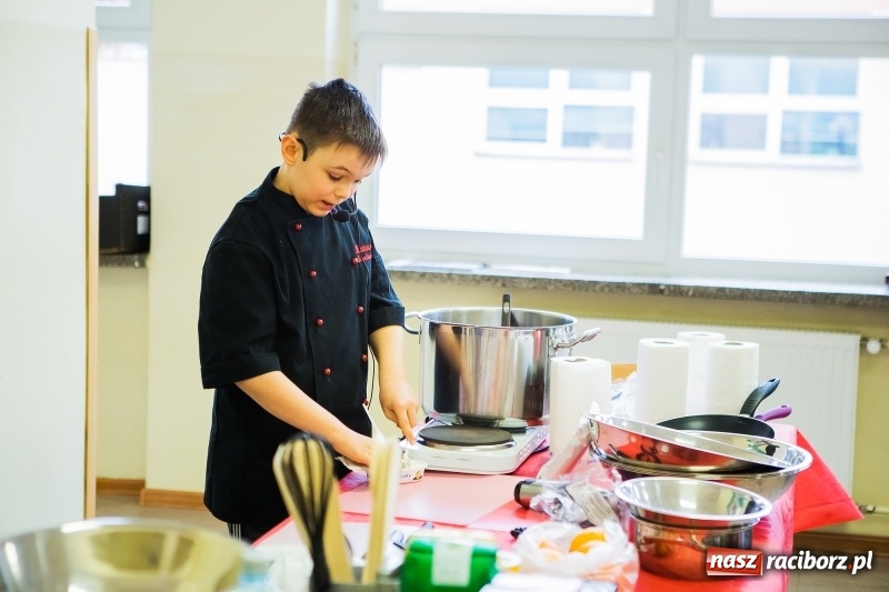 Zdjęcie w galerii na portalu naszraciborz.pl: Jarmark świąteczny i dzień otwarty w SP15 z Mateuszem Truszkiewiczem wiadomości z regionu