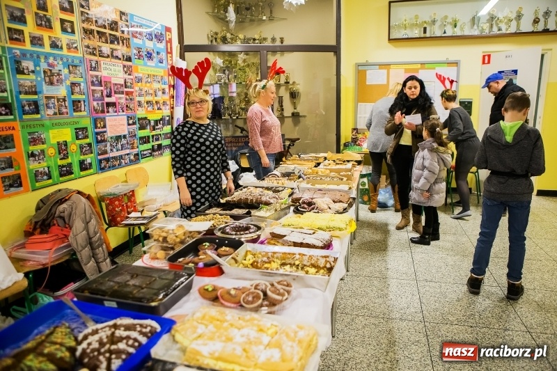 Zdjęcie w galerii na portalu naszraciborz.pl: Jarmark świąteczny i dzień otwarty w SP15 z Mateuszem Truszkiewiczem wiadomości z regionu