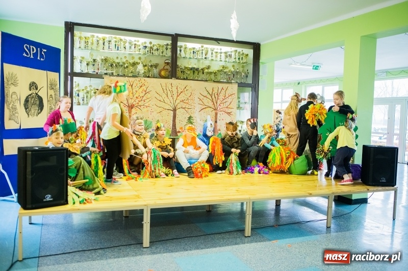 Zdjęcie w galerii na portalu naszraciborz.pl: Jarmark świąteczny i dzień otwarty w SP15 z Mateuszem Truszkiewiczem wiadomości z regionu