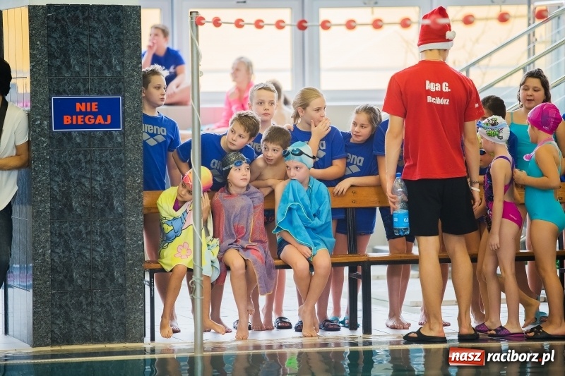 Zdjęcie w galerii na portalu naszraciborz.pl: Mikołajkowe Zawody Pływackie w ZSOMS wiadomości z regionu
