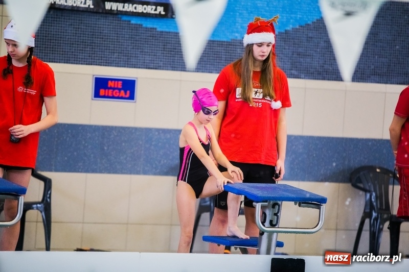 Zdjęcie w galerii na portalu naszraciborz.pl: Mikołajkowe Zawody Pływackie w ZSOMS wiadomości z regionu