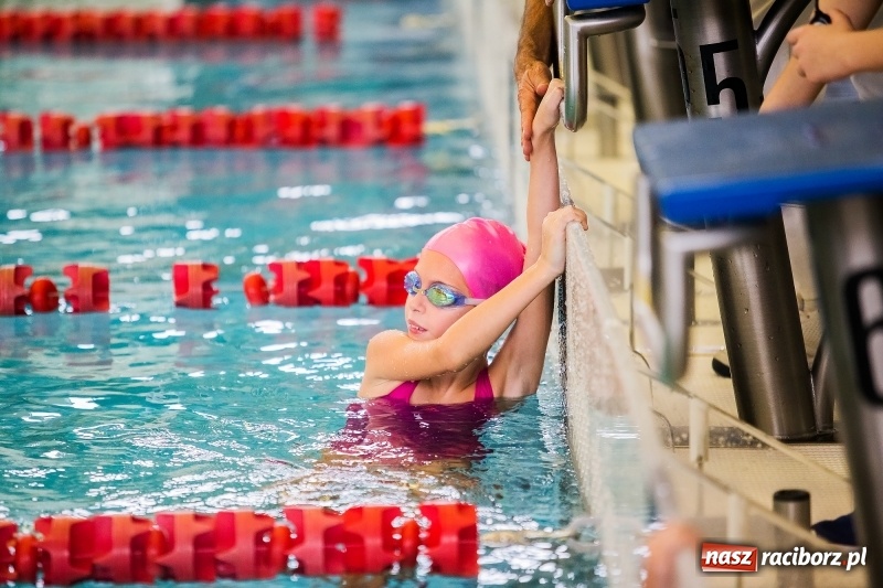 Zdjęcie w galerii na portalu naszraciborz.pl: Mikołajkowe Zawody Pływackie w ZSOMS wiadomości z regionu