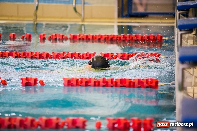 Zdjęcie w galerii na portalu naszraciborz.pl: Mikołajkowe Zawody Pływackie w ZSOMS wiadomości z regionu