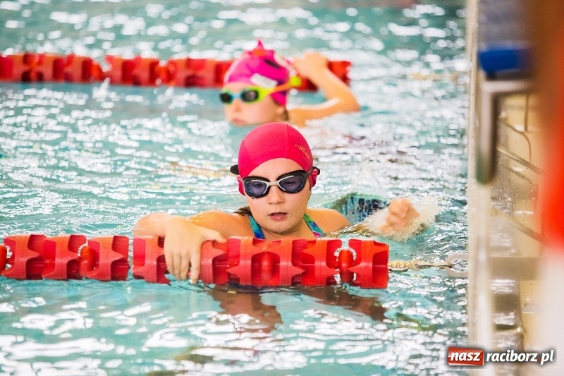 Zdjęcie w galerii na portalu naszraciborz.pl: Mikołajkowe Zawody Pływackie w ZSOMS wiadomości z regionu