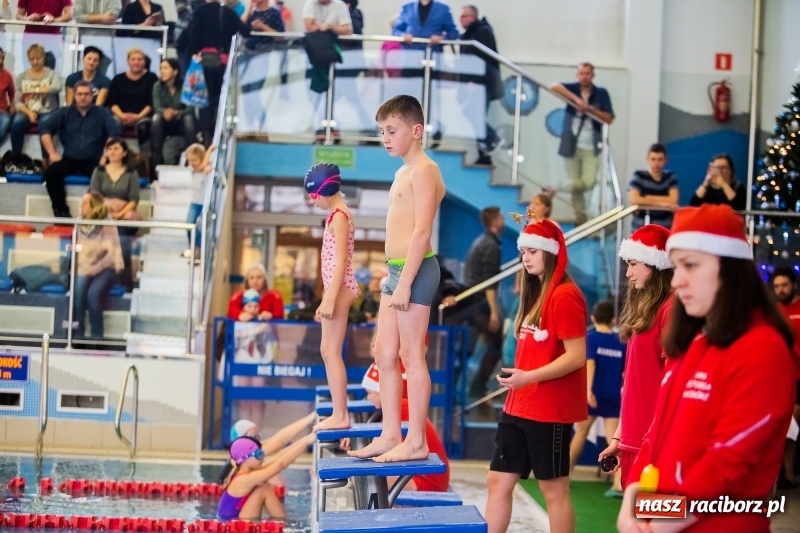 Zdjęcie w galerii na portalu naszraciborz.pl: Mikołajkowe Zawody Pływackie w ZSOMS wiadomości z regionu